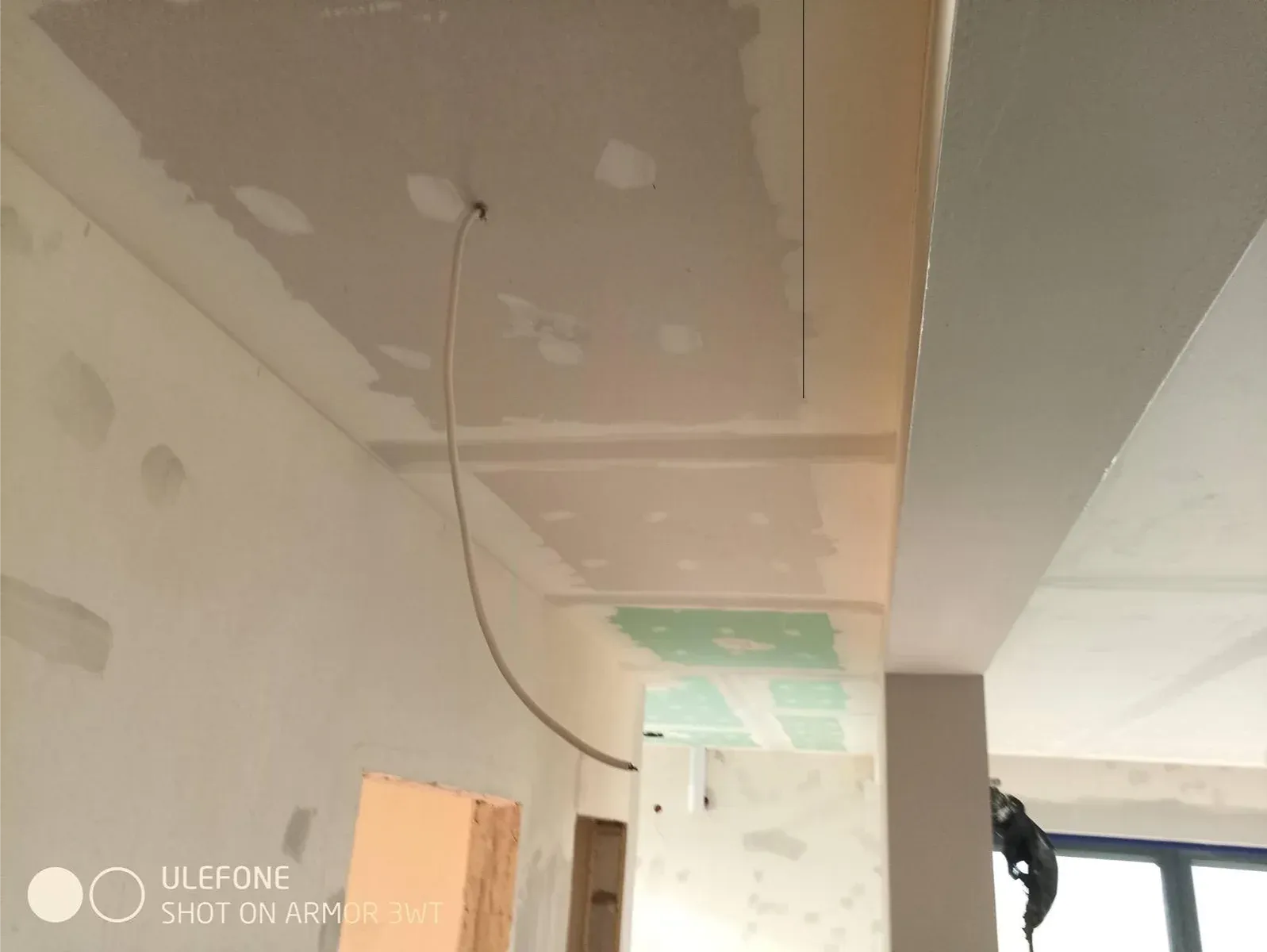 Gładź gipsowa na suficie i ścianach przed malowaniem