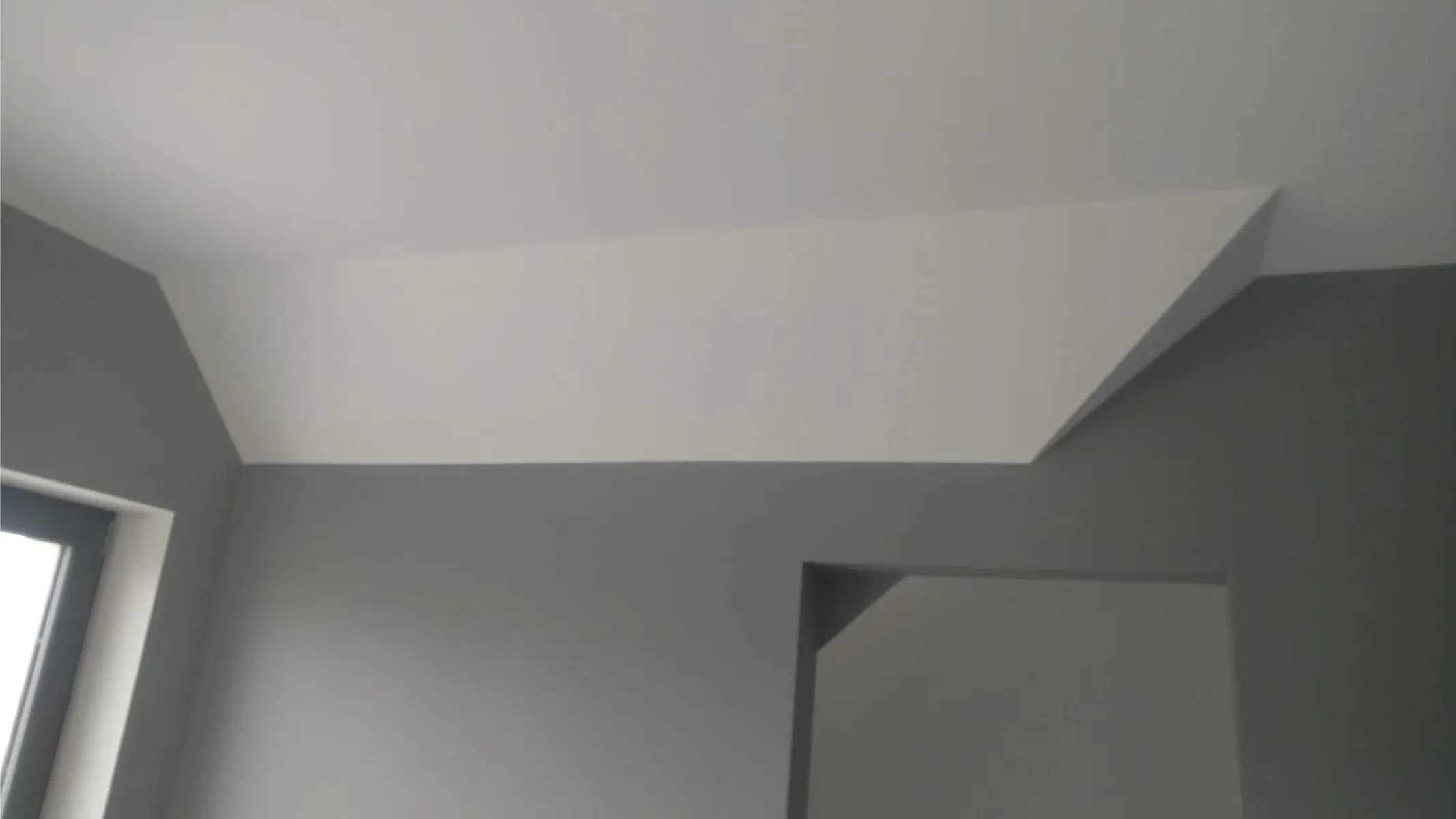 Gotowa gładź na suficie i skosie, gładka biała powierzchnia