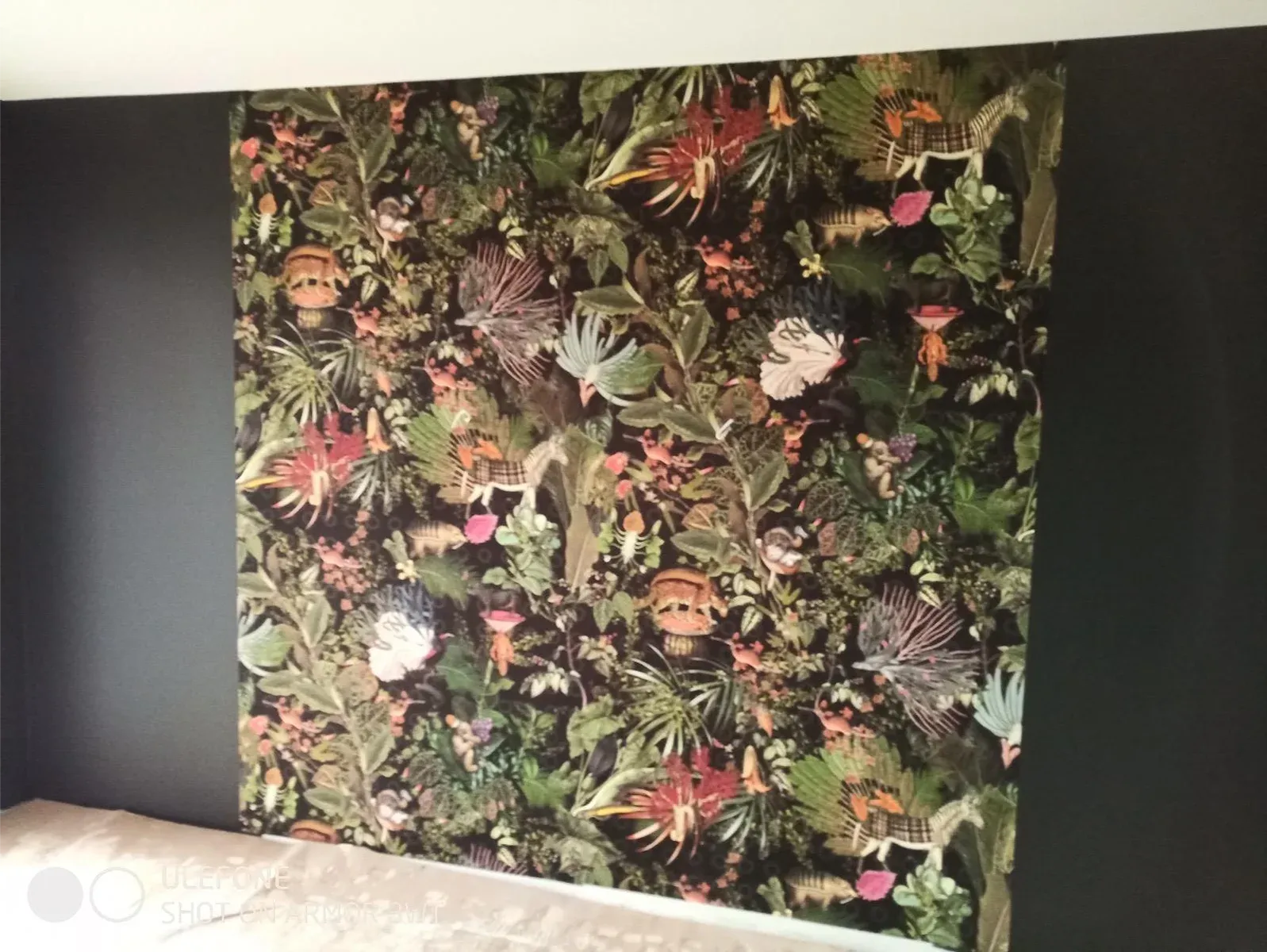 Tapeta w tropikalny wzór na ścianie w ciemnym pokoju